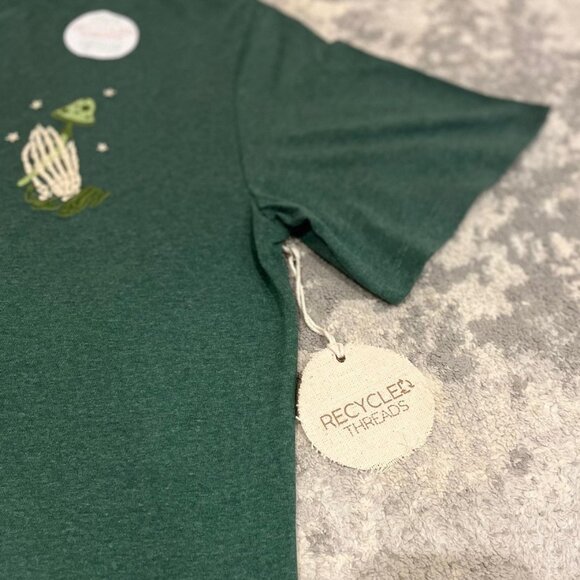 Recycle Threads t-shits Large Green dark color with design. - Picture 2 of 5